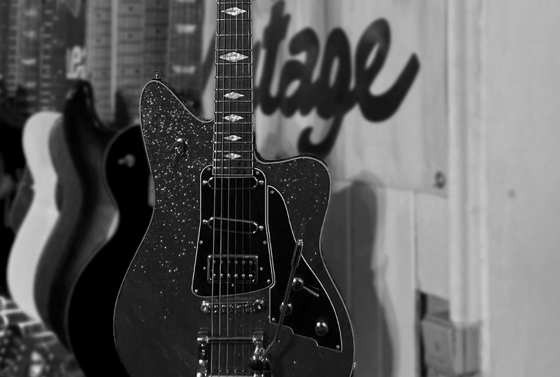 Verschiedene E-Gitarren im Laden