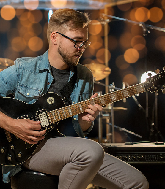 Gitarrist spielt Gitarre im Musikladen